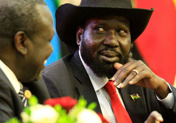 South Sudan's President Salva Kiir (right) talks to rebel leader Riek Machar.   MOHAMED NURELDIN ABDALLAH / REUTERS