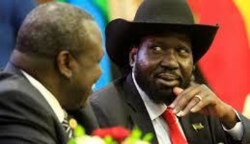 South Sudan's President Salva Kiir (R) talks to South Sudan's rebel leader Riek Machar as they sign a cease fire and power sharing agreement with in Khartoum, Sudan August 5, 2018. /REUTERS