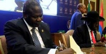 South Sudanese opposition leader Riek Machar (L) and President Salva Kiir sign a cease fire and power sharing agreement in Khartoum, Sudan August 5, 2018. Mohamed Nureldin Abdallah/Reuters