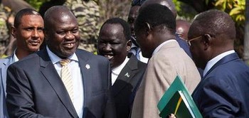 Opposition leader Riek Machar, second left, arrives to meet with President Salva Kiir at the presidential palace in Juba, September 9, 2019. (Photo by AFP)