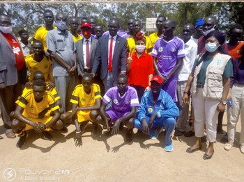 AU youth envoy Aya Chebbi, Minister of youth and sports Dr. Albino Bol Dhieu, Minister of Labour James Hoth Mai with Rumbek youth 01 Nov 2020. [Photo: Radio Tamazuj]