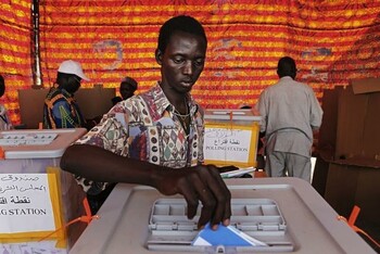 مواطن يدلي بصوته في ملكال (2010)- صورة رويترز