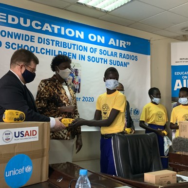 South Sudan Receives Radio Sets For Distance Learning | Radio Tamazuj