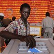 مواطن يدلي بصوته في ملكال (2010)- صورة رويترز